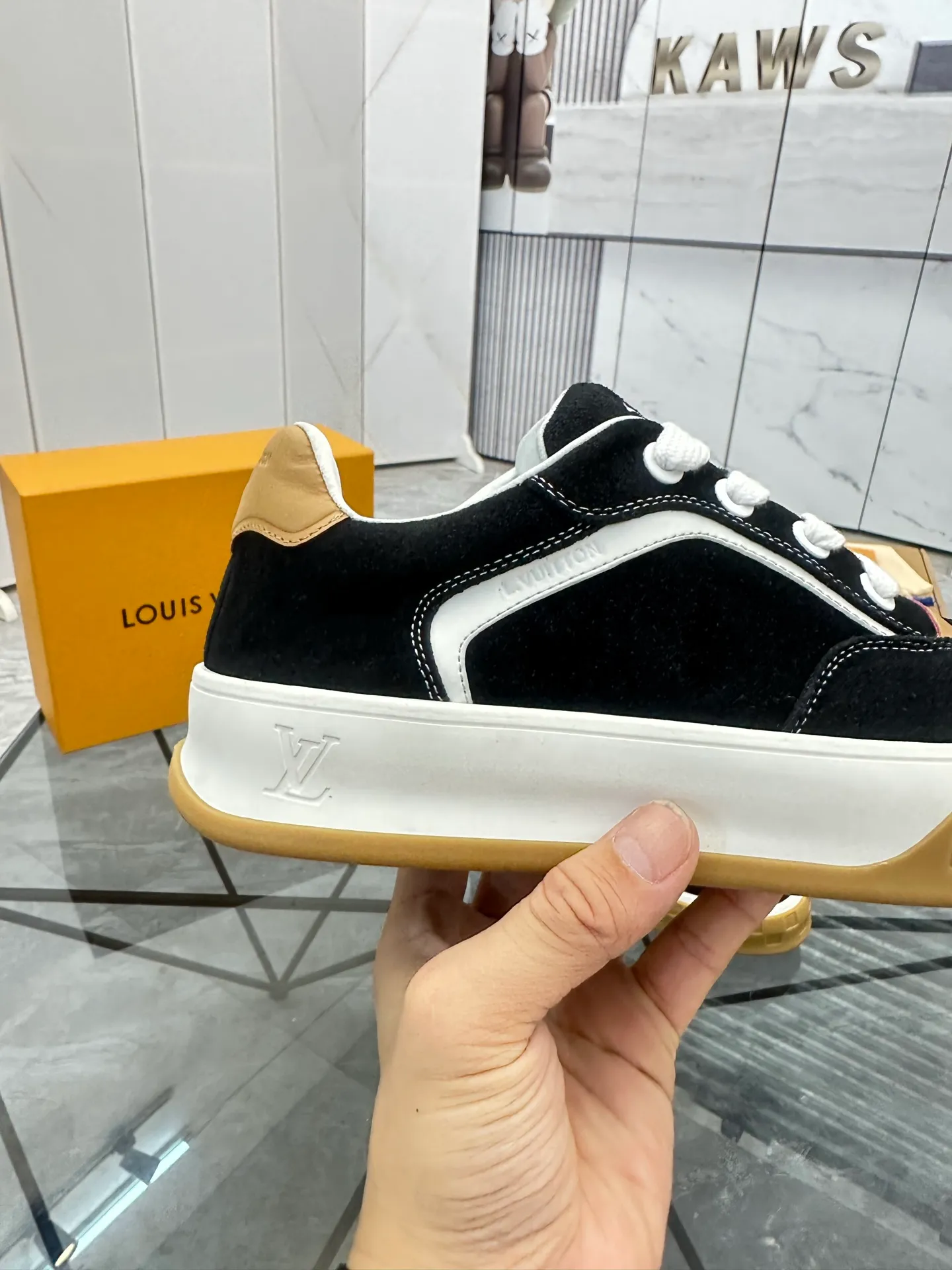 Men's shoes for sale 💰: 💰P660¥ Top quality Comes with airplane case Product trademark: LV* "Louis Vuitton*" low-top casual shoes Regular size: 35-44 (can be customized to 45) Couple style Product materials: imported nubuck leather upper, sheepskin lining, original outsole. Number: 819